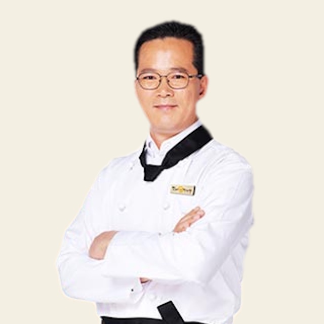 흰 조리복을 입고 팔짱을 낀 대표이사 이경섭